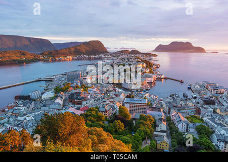 Alesund ist ein Port und touristische Stadt in Norwegen. Berühmte Touristenattraktion. Sicht auf dem Berg Aksla. Schönen Sonnenuntergang Stockfoto