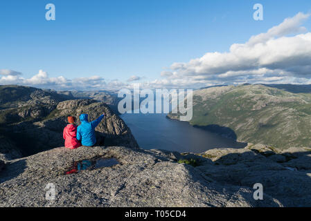 Weg Preikestolen, Norwegen. Ein paar Blicke auf das Panorama der Lysefjord. Touristische Attraktion. Sonniges Wetter in den Bergen. Spektakuläre Landschaft Stockfoto