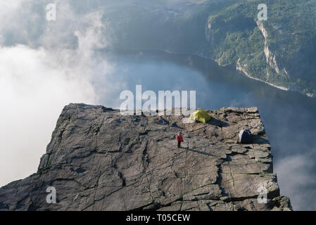 Preikestolen, ragt über den Lysefjord, Norwegen Stockfoto