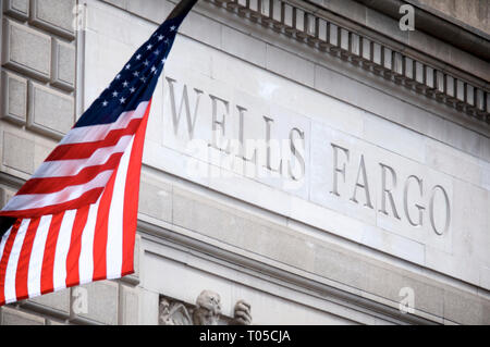 Ein Amerika Flagge hängt über dem Eingang einer Wells Fargo Niederlassung in Center City Philadelphia, PA am 15. März 2019. Stockfoto