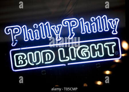 Werbung für Bud Light im Fenster eines lokalen Bar im Zentrum der Stadt Philadelphia, PA am 15. März 2019. Stockfoto