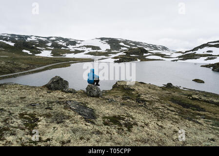 Norwegen, See Flyvotni. In der Nähe von Sogn und Fjordane County Road. Norwegische touristische Route Aurlandsfjellet läuft von aurlandsvangen zu Laerdalsoyri. Touristische lo Stockfoto