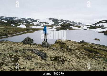 Norwegen, See Flyvotni. In der Nähe von Sogn und Fjordane County Road. Norwegische touristische Route Aurlandsfjellet läuft von aurlandsvangen zu Laerdalsoyri. Traveler l Stockfoto