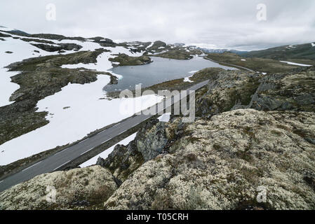 Mountain Road und Bjorgavegen Flyvotni See. Norwegische touristische Route Aurlandsfjellet läuft von aurlandsvangen zu Laerdalsoyri Stockfoto