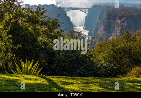 Brücke & Nebel über dem Fluss Stockfoto