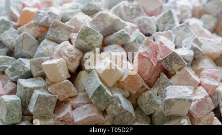 Turkish Delight. Rahat lokum wird traditionelle türkische Süßigkeiten, bunten Stücke in Puderzucker, Türkei. Stockfoto