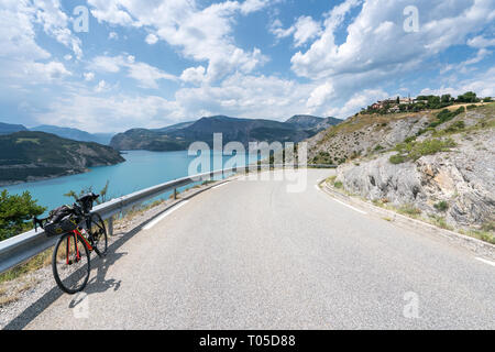 Radtour entlang der Straßen des Lac de Serre-Ponçon-Sees, Frankreich Stockfoto