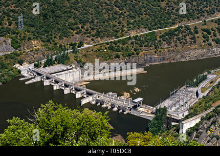 Run-of-the-fluss Wasserkraftwerk Valeira Dam mit Verriegelung am Fluss Douro Sao Joao da Pesqueira, Douro Tal, Region, Portugal Stockfoto