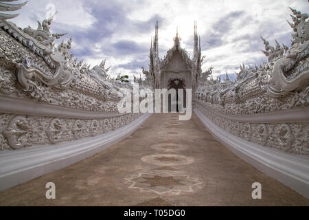 Tempel sehr von Touristen besucht in Chiang Rai, Wat Rong Khun, vielleicht am besten an Ausländer wie der weiße Tempel bekannt, ist ein modernes, unconventiona Stockfoto