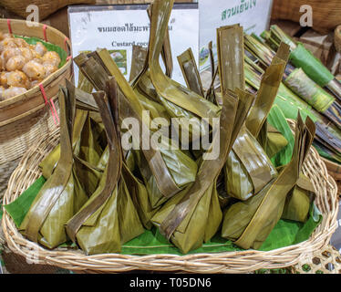 Kokosnuss Pudding eingewickelt in Bananenblätter (thailändische Küche) Stockfoto