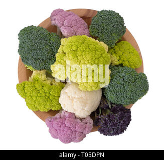 Natürlich bunte Gemüse auf Holzplatte, isoliert auf Weiss. Sortierte rohen Blumenkohl, Brokkoli, Purple sprouting Röschen. Gesunde Sortiment. Stockfoto