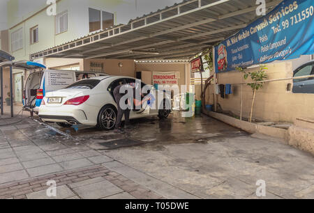 Limassol, Zypern - November 7, 2018: der Mann, der ein weißes Auto trocken nach einem Auto waschen. Stockfoto
