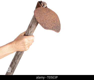 Weibliche hand ausübt, rostigen Hoe isoliert auf Weiss. Vintage landwirtschaftlichen Werkzeug. Stockfoto