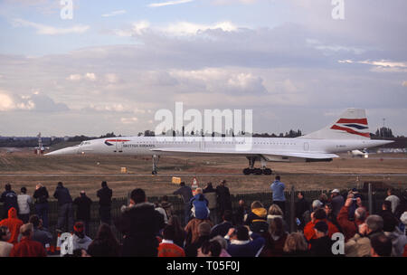 British Airways Concorde supersonic Airliner, Seriennr. G-BOAC, in Richtung der Start- und Landebahn am Internationalen Flughafen Birmingham im Oktober 2003 rollen. Stockfoto