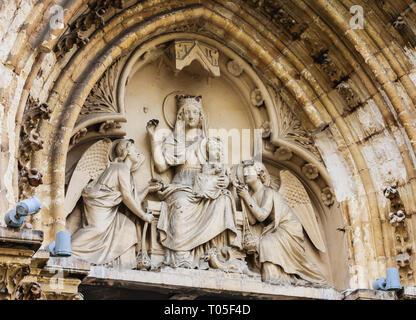 Madonna mit Kind mit Engeln, tympanon der St. Severin Kirche in Paris flankiert Stockfoto