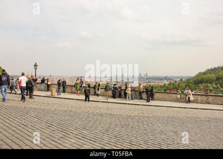 Prag, Tschechische Republik - Mai 2016: Tolle Aussicht von der Prager Burg im historischen Zentrum von Prag, Gebäude und Wahrzeichen der Altstadt. Touristen Stockfoto