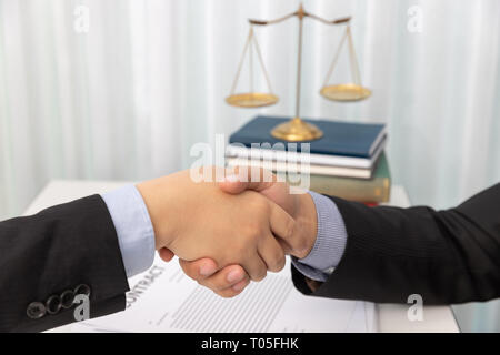 Konzepte von Recht, Rechtsanwalt und Geschäftsmann Hände schütteln im Amt nach der Diskussion Vertrag und Geschäftspapiere. Stockfoto