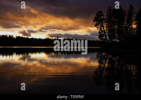 Friedliche Sonnenuntergang über dem See Blaine, Flathead Region Montana. Stockfoto