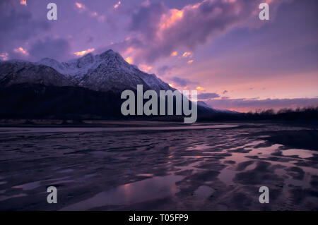 Pioneer Peak steht in ruhiger Lage mit Blick auf das Wattenmeer rund um die knik River. Stockfoto