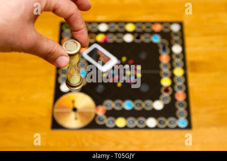 Brettspiel. Hand mit blauen Würfel. Kasino Stockfoto
