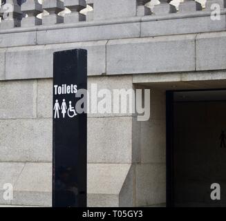 Schild am Eingang zu den Toiletten - Herren, Damen, Rollstuhlgerecht - in Gebäude im traditionellen Stil Stockfoto