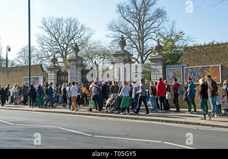 Die Menschen in der Warteschlange Kew Gardens an der Victoria Gate an einem sonnigen Tag im Februar. Stockfoto