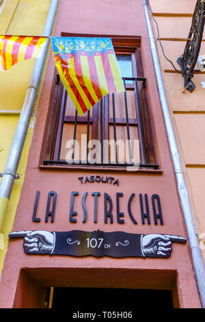 Valencia Spanien Altstadt La Estrecha - Breite nur 107 cm das engste Haus in Spanien Ciutat Vella Curciity, Comunidad Valenciana Flagge Stockfoto