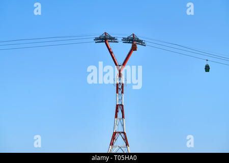 Bunte Seilbahn mit beweglichen Roten und Grünen Kabinen Stockfoto