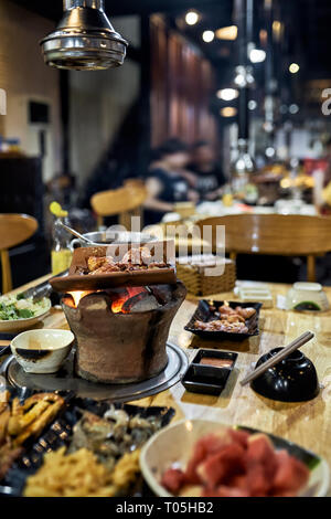 Traditionelle vietnamesische hot spot Restaurant mit abwechslungsreichen Essen Stockfoto