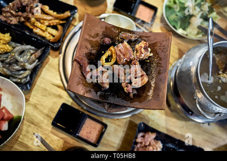 Traditionelle vietnamesische hot spot Restaurant mit abwechslungsreichen Essen Stockfoto