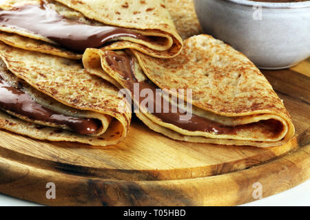 Lecker lecker hausgemachte Pfannkuchen mit Schokolade oder Pfannkuchen auf Holz Stockfoto