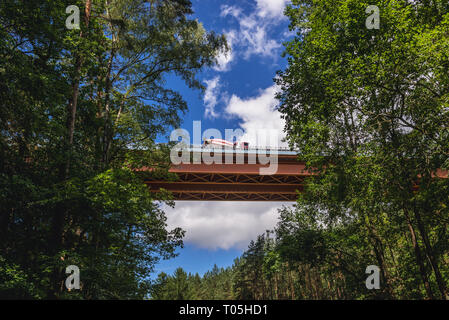 Viadukt von Trasa Kwiatkowskiego Autobahn verbindet den Hafen von Gdynia Stadt Dreistadt Beltway, Polen. Blick von der Dreistadt Landschaftspark Stockfoto