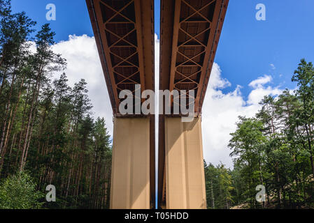 Viadukt von Trasa Kwiatkowskiego Autobahn verbindet den Hafen von Gdynia Stadt Dreistadt Beltway, Polen. Blick von der Dreistadt Landschaftspark Stockfoto