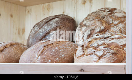 Brot auf dem Regal in der Bäckerei Stockfoto