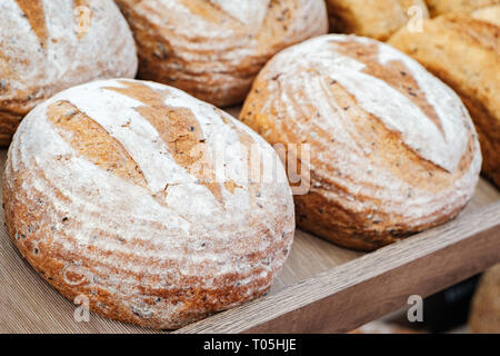 Brot auf dem Regal in der Bäckerei Stockfoto