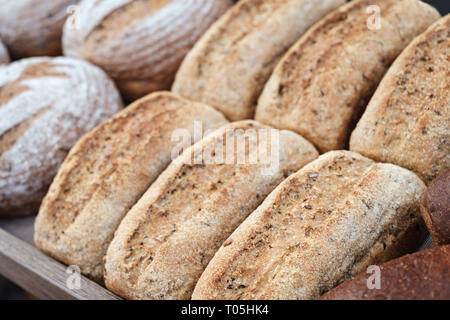 Brot auf dem Regal in der Bäckerei Stockfoto