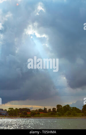 Sonnenstrahlen durch dunkle bewölkter Himmel leuchtenden Stockfoto