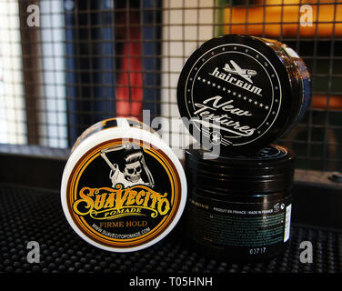 Pomade starke Firme halten. trendige barbershop Styling. Gel für männliche Styling - SuaVecito, hairgum. Stockfoto