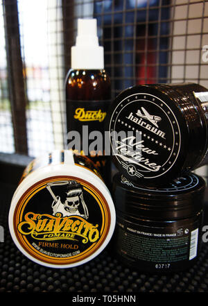 Pomade starke Firme halten. trendige barbershop Styling. Gel für männliche Styling - SuaVecito, hairgum, Ducky. Stockfoto