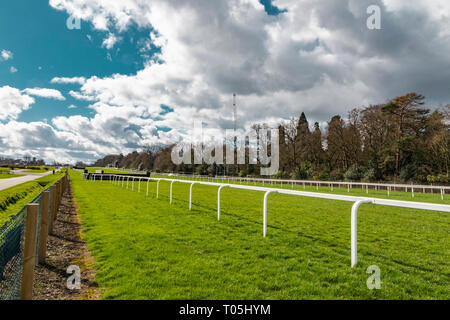 Ascot, England - März 17, 2019: Blick auf den berühmten britischen Pferderennbahn Ascot Heath, bekannt für seine Pferderennen. Stockfoto