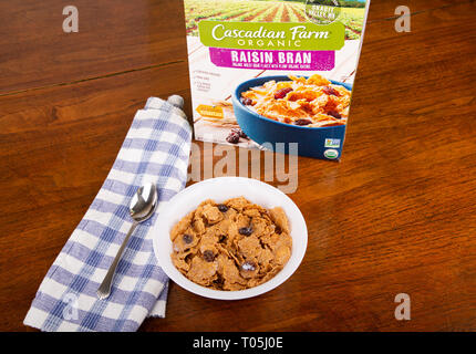 ATLANTA, Georgia - 19. April 2017: Ein Feld von Cascadia Farm Raisin Bran mit einer Schüssel Müsli und Milch auf einem Holz Tisch Stockfoto