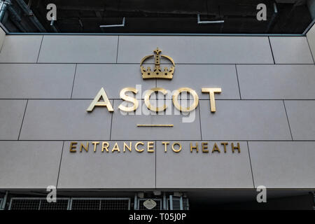 Ascot, England - 17. März 2019: Street View der Eingang der legendären britischen Pferderennbahn Ascot Heath, bekannt für seine Pferderennen. Stockfoto