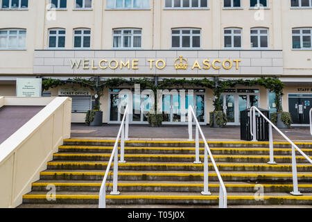 Ascot, England - 17. März 2019: Street View der Eingang der legendären britischen Ascot Racecourse Gebäude, bekannt für seine Pferderennen. Stockfoto