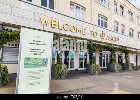 Ascot, England - 17. März 2019: Street View der Eingang der legendären britischen Ascot Racecourse Gebäude, bekannt für seine Pferderennen. Stockfoto