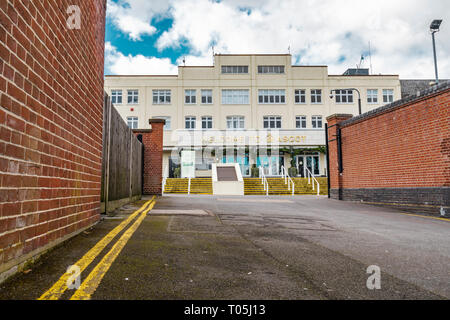 Ascot, England - 17. März 2019: Street View der Eingang der legendären britischen Ascot Racecourse Gebäude, bekannt für seine Pferderennen. Stockfoto