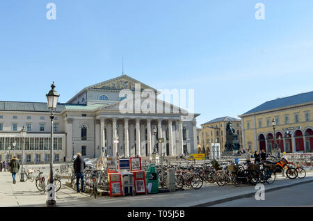 München, Deutschland - 25. FEBRUAR 2019: Fahrräder im Winter die Sonne auf den Max-Joseph-Platz, wo eine Statue von Maximilian I. steht vor der Nat geparkt Stockfoto