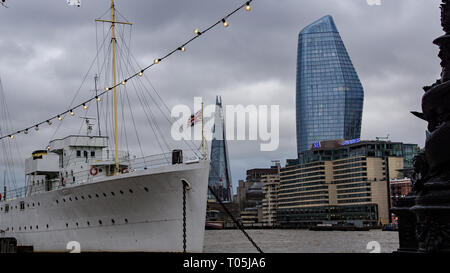 HQS Wellington günstig auf den Bahndamm nördlich der Themse mit dem Shard und Blackfriars Gebäude im Hintergrund. Stockfoto