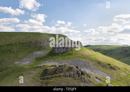 Der Kalksteinvorsprung von Peters Stone im Cressbrook Dale Peak District National Park in der britischen Landschaft von Derbyshire England Stockfoto