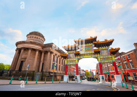 Liverpool, Großbritannien - 16 Mai 2018: Chinatown ist die älteste chinesische Gemeinschaft in Europa, im Süden der Stadt withChinese Bogen auf Nelson Stree entfernt Stockfoto