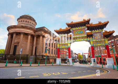 Liverpool, Großbritannien - 16 Mai 2018: Chinatown ist die älteste chinesische Gemeinschaft in Europa, im Süden der Stadt withChinese Bogen auf Nelson Stree entfernt Stockfoto